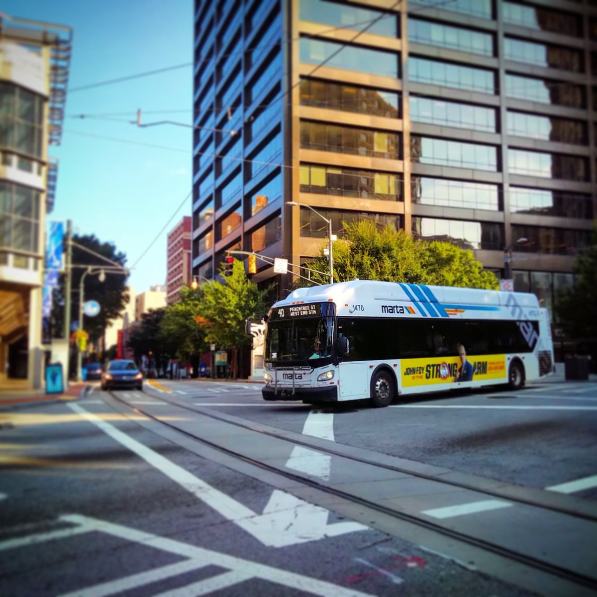 marta_explorers's tweet photo. Here comes the warm morning sun as the Route 40 - bound for West End Station - crosses the streetcar tracks in @downtownatlanta. #EssentialTransit https://t.co/1eeMqFvx7W