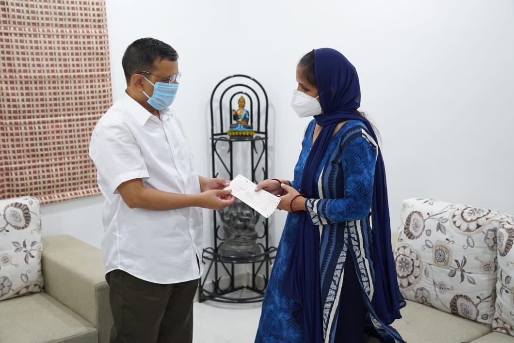 ArvindKejriwal's tweet photo. दिल्ली सरकार में फ़ार्मासिस्ट के तौर पर तैनात हमारे कोरोना वॉरिअर श्री राजेश भारद्वाज जी का हाल ही में कोरोना संक्रमण की वजह से निधन हो गया था। 

आज उनके परिवार से मिलकर ₹1 करोड़ की सहायता राशि दी। उम्मीद करता हूँ कि इस राशि से परिवार को थोड़ी मदद जरूर मिलेगी। https://t.co/aB3JsrRKxn