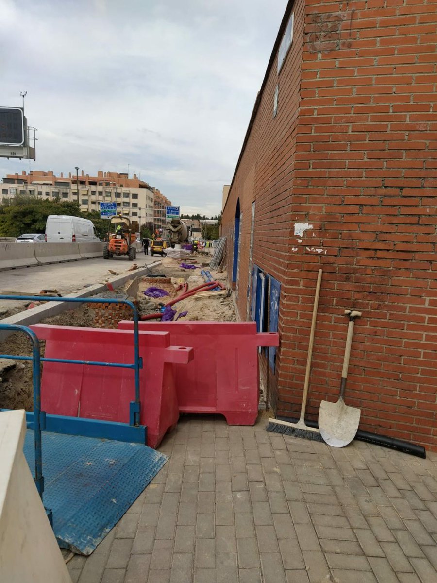 ampatbreton's tweet photo. Así está la entrada del CEIP Tomás Bretón a seis días del inicio de curso. Es fundamental que las obras terminen antes de empezar. Exigimos una solución ya.
cc/ @AVVerdeImperial
@FAPA_Giner_Rios @FRAVM @CCOOEducaMa @educacmadrid @eossoriocrespo @CoralBaez2 https://t.co/aNB8krdySH