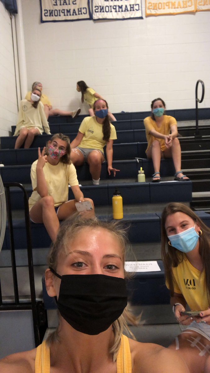 bmntspiritclub's tweet photo. Gators=hunted🚫🐊 Huge congrats to our seniors on SENIOR NIGHT! Also shoutout to our socially distanced seniors who came to support💛💛💛 #STREAKFREAKNATION #SFN #Yellowout #BlueStreaks https://t.co/WBrmXCTuD3