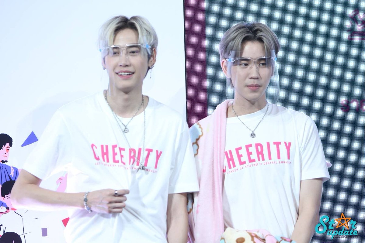 webstarupdate's tweet photo. [CLIP] รวมบรรยากาศงาน Praew CHEERITY Let’s Cheer up together at Central Embassy >>
https://t.co/u1u1Hut6CD
#Cheerity2020
#Zeepruk #mii2 #JimmyTommy 
#บุ๋นเปรม #BounPrem #โอห์มฟลุ้ค #OhmFluke 
#YinWar #หยิ่นวอร์ #StarUpdate https://t.co/Yb6n1v91Lm