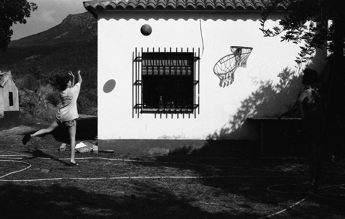 Primer carrete revelado de blanco y negro.
Probablemente sea una de mis favoritas de todas las realizadas en analógico.
Revelado: <a href="/LaPeliculera/">La Peliculera</a>