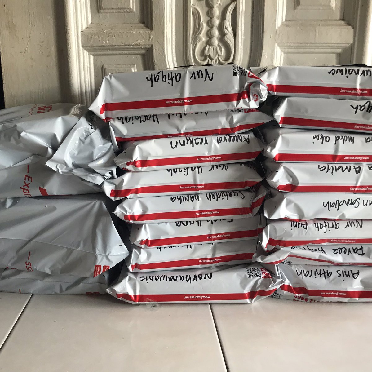 rafzanfazren's tweet photo. THREAD CARA I POS BARANG GUNA JNT! 

senang, cepat and best tak kabut! boleh buat kat rumah siap siap. plastik jnt FREE plak tu. https://t.co/StyiuB8N4S