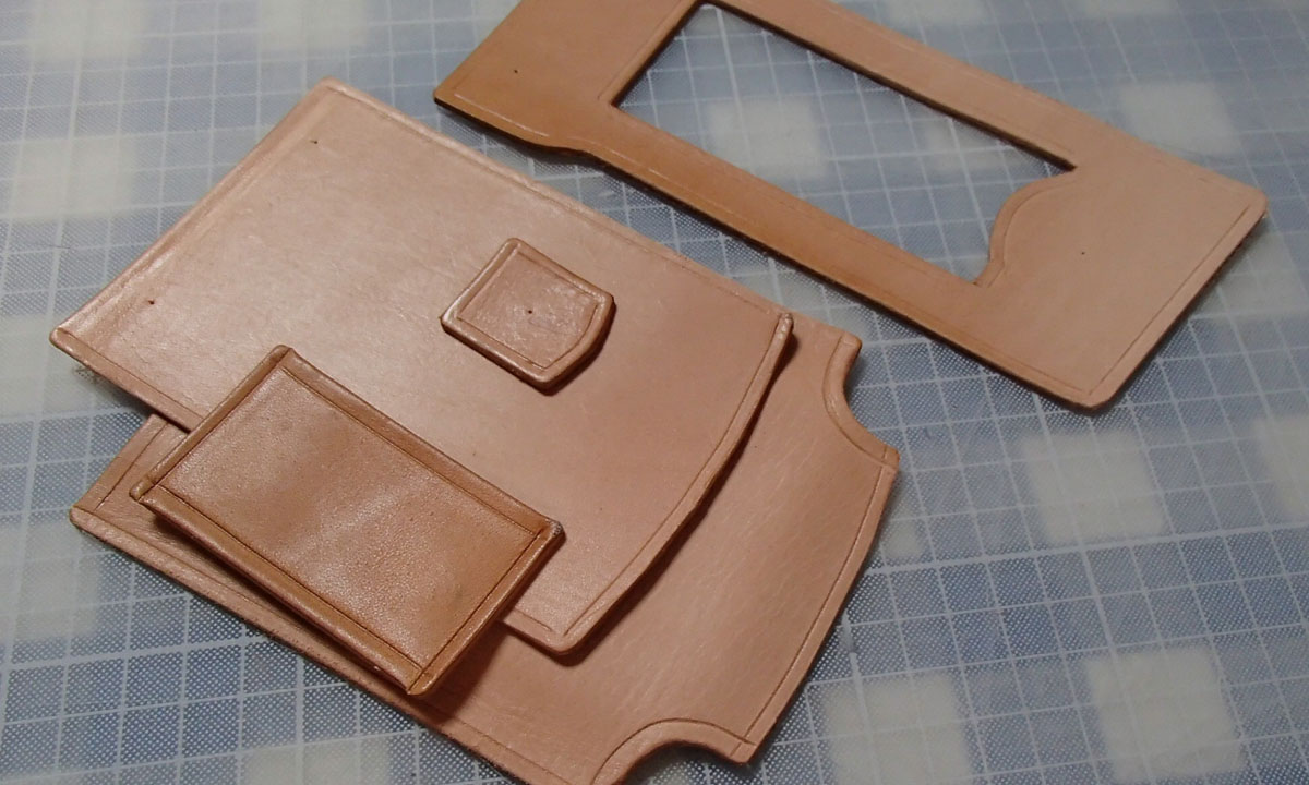 レザクラとメカ好き 参考までにこのスマホケースの型紙はサイトで紹介しています 無料でダウンロードできますが 二つ折りタイプでないのでつくる人 いないでしょうね 制作工程 型紙付き T Co Yq44tqpwfw レザークラフト スマホケース