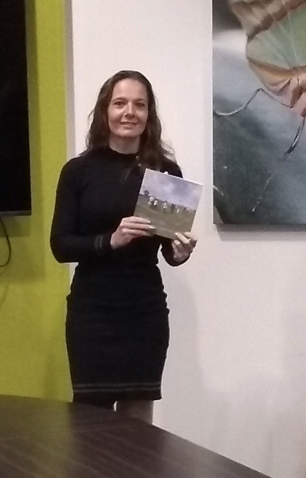 Vandaag mocht ik het boek “Mandora. Van ideaal naar ecowijk” in ontvangst nemen. Jarenlang hebben deze doorzetters gewerkt aan het realiseren van hun wijk, met een prachtig resultaat. Het boekje is te koop in de Houtense boekhandels!! 👍🏽🏠❤️🌍