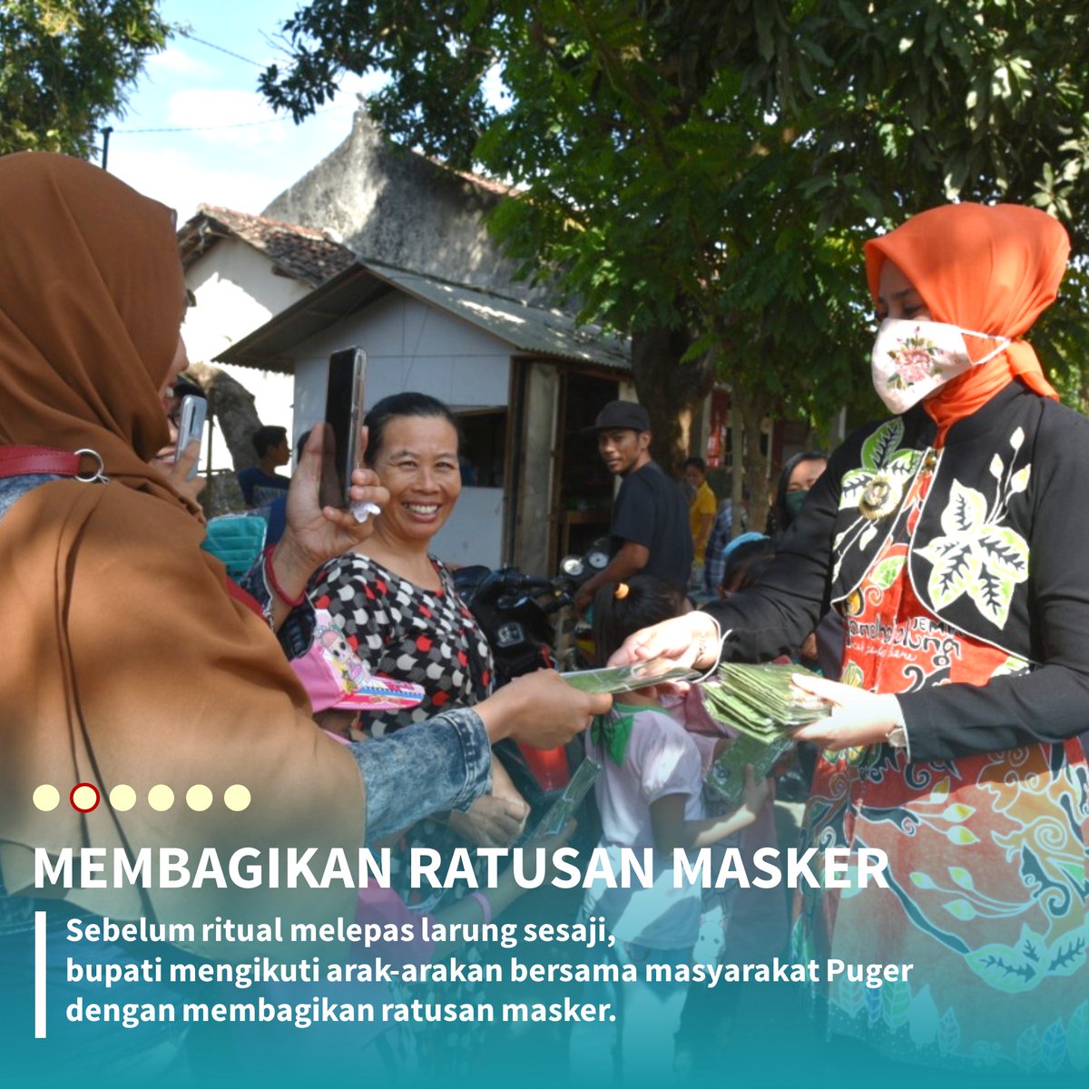 Sebelum ritual melepas larung sesaji, bupati mengikuti arak-arakan bersama masyarakat Puger dengan membagikan ratusan masker.