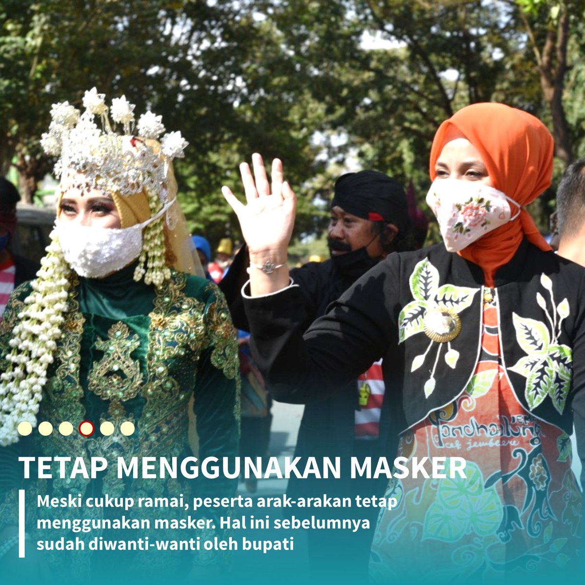 Meski cukup ramai, peserta arak-arakan tetap menggunakan masker. Hal ini sebelumnya sudah diwanti-wanti oleh bupati.