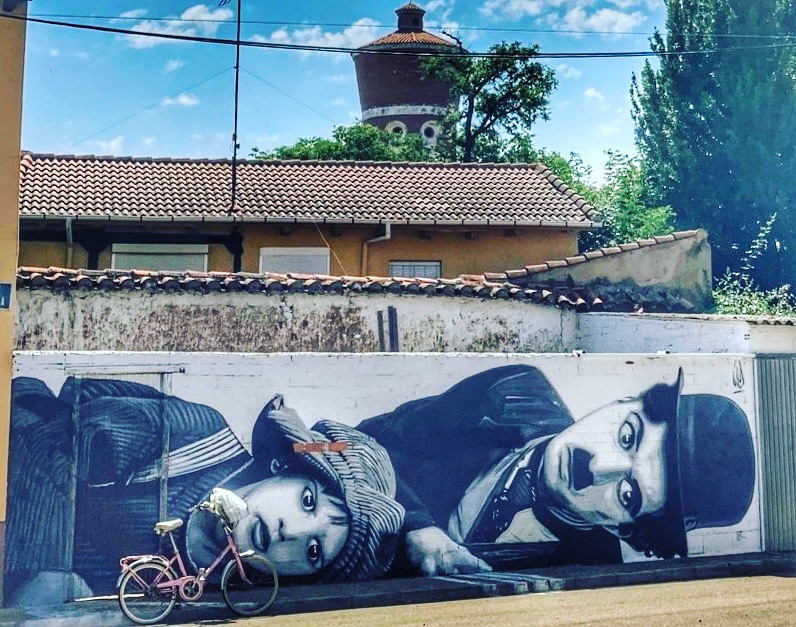 El arte callejero se está convirtiendo en un acertado reclamo turístico para muchos destinos. En Veguellina de Órbigo (León) ya cuentan con varios murales que dan un mayor valor artístico y cultural al pueblo.
Nos encantan estas iniciativas que impulsan el turismo. ¿A ti?