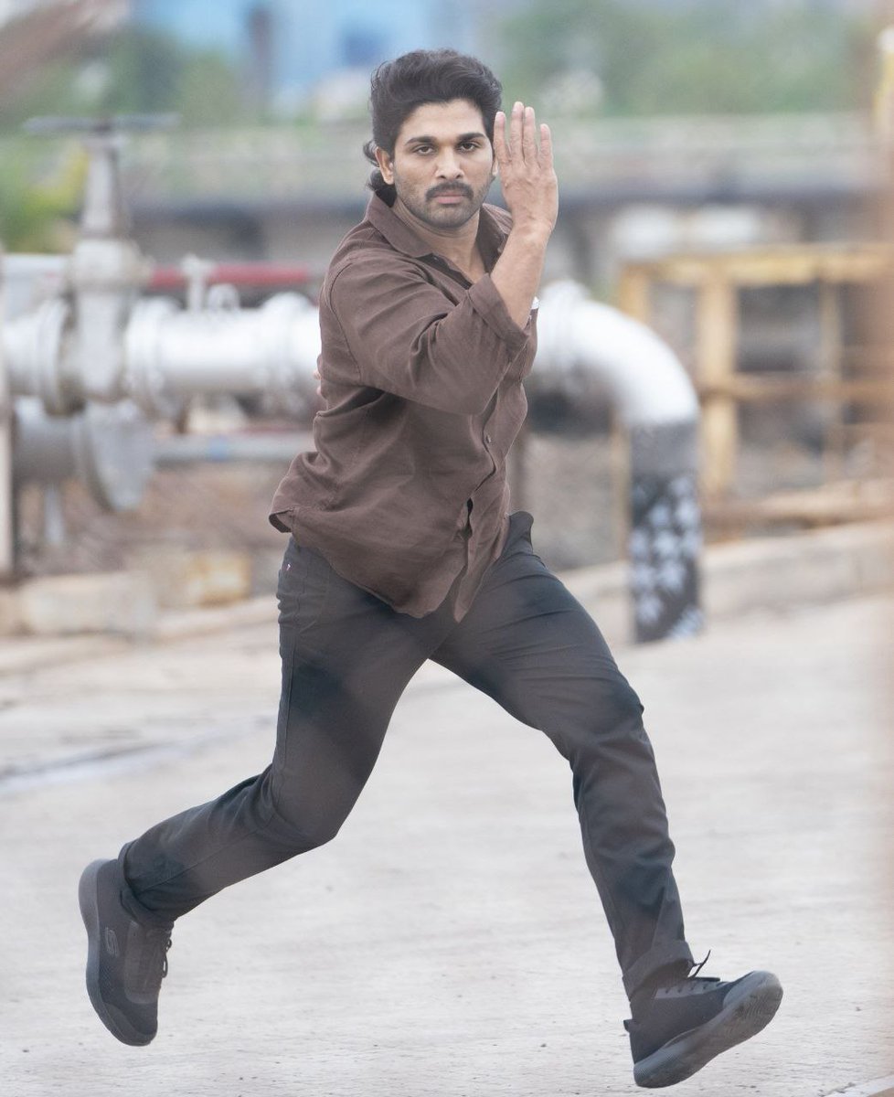 DhamuDuke's tweet photo. #IndianStyleIconAlluArjun
#AlaVaikunthapurramuloo 
#UNSEEN_PIC 
@alluarjun @PushpaMovie @AAYuvathaHyd https://t.co/b6RbWhM2Sp