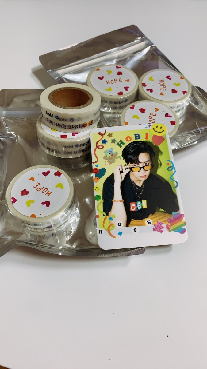 maumpongMoreBTS's tweet photo. HOPE 마테 RIGHT HERE 🤟 별님 (@9_4_2_1_8) 마스킹테이프 받았어요. 이쁜 말 여기저기 다 붙이고 싶어서 드릉드릉 하는 중 ㅋㅋ 일단 헐레벌떡 냉장고에 붙여봄 ㅋㅋㅋ 같이 보내주신 포카도 겁나게 이쁜디요 💝 https://t.co/aT3pc0KLI5