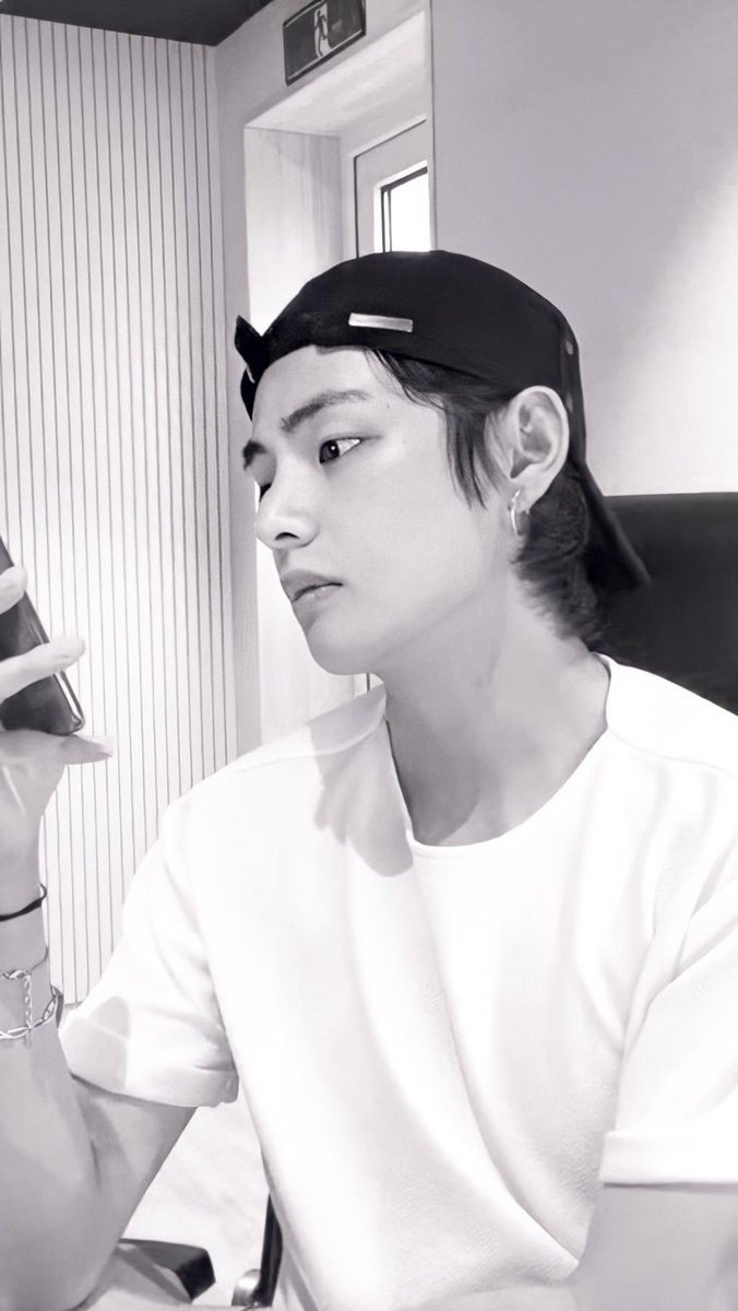 Taehyung's side profile - a needed thread