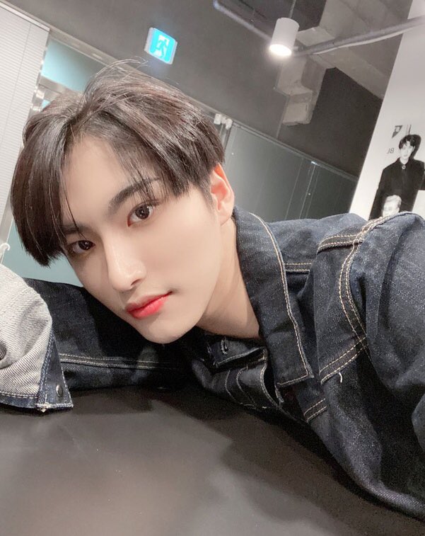 Seonghwa as black cats; a thread because a red ribbon will look great on him nero nero nero  @ATEEZofficial  #ATEEZ    #에이티즈    #ATINY  #SEONGHWA