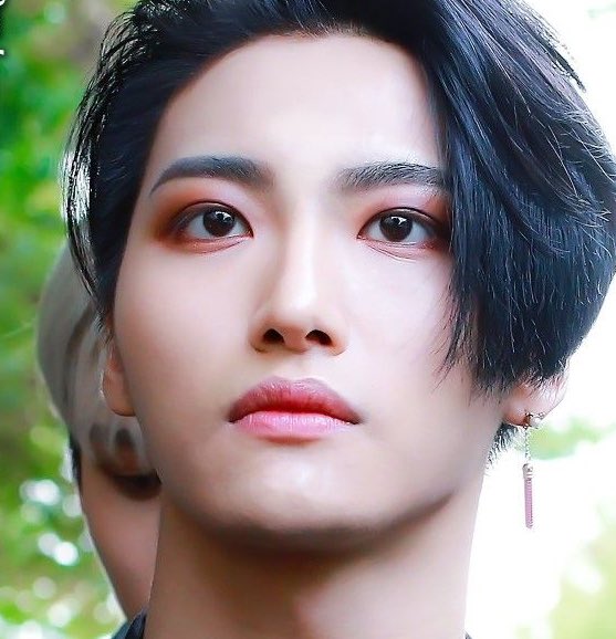 Seonghwa as black cats; a thread because a red ribbon will look great on him nero nero nero  @ATEEZofficial  #ATEEZ    #에이티즈    #ATINY  #SEONGHWA