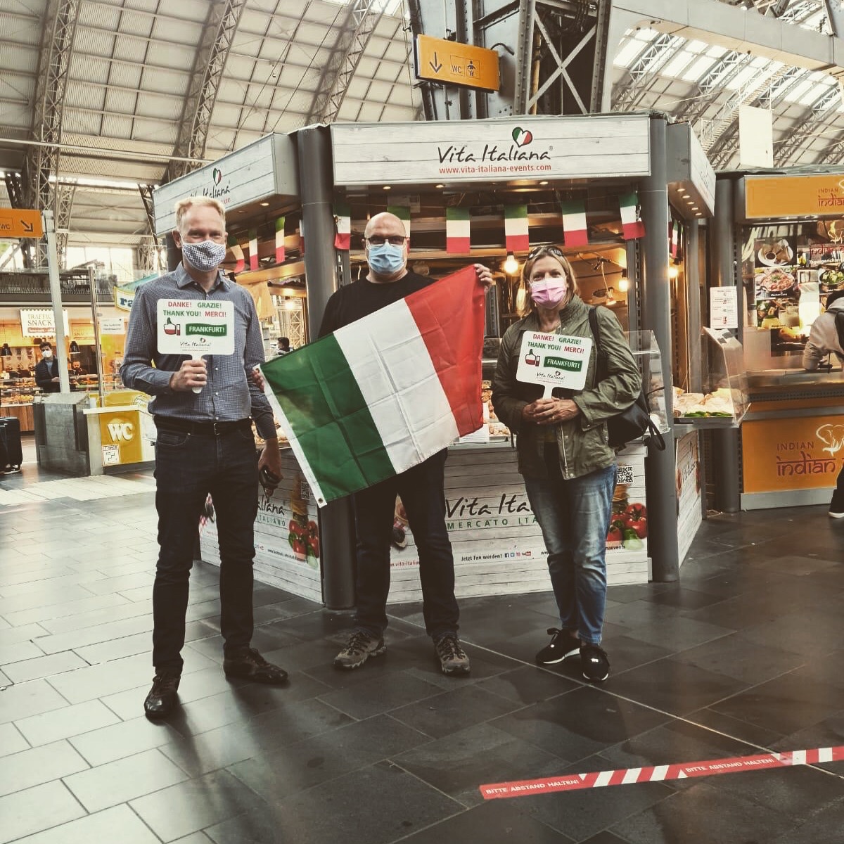 Heute mit Ellen Bommersheim von @kompassfrankfurt und Heinz Schmitz, Geschäftsführer von @vitaitalianaevents im Hauptbahnhof FFM. Er präsentiert italienische Feinkostspezialitäten an ausgewählten Plätzen vorzugsweise in großen Bahnhöfen überall in Deutschland. #feinkost #dulce