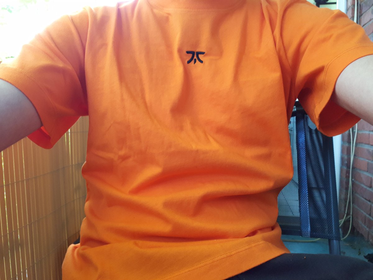 BlindfoldedPonk's tweet photo. Promised to buy something from the @FNATIC store if Fnatic win against G2. Now I got something to wear when we win LEC summer split finals. #alwaysfnatic https://t.co/bANMoLHtFy