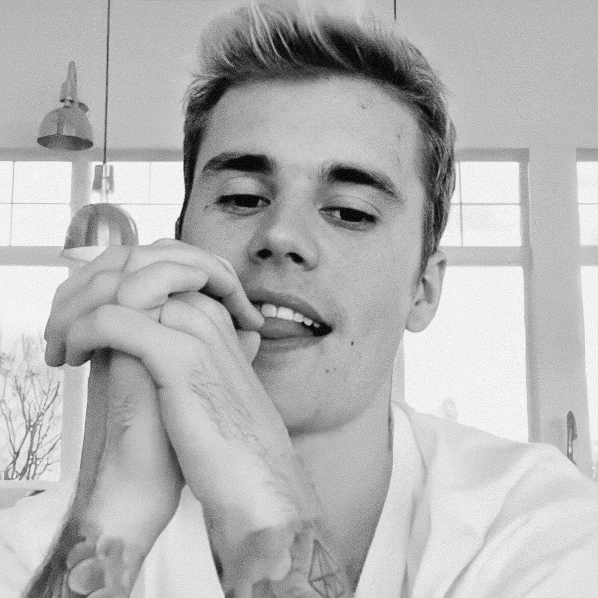biebernovidade's tweet image. Justin Bieber foi o artista masculino mais escutado no Spotify em fevereiro com 650 milhões de steams.