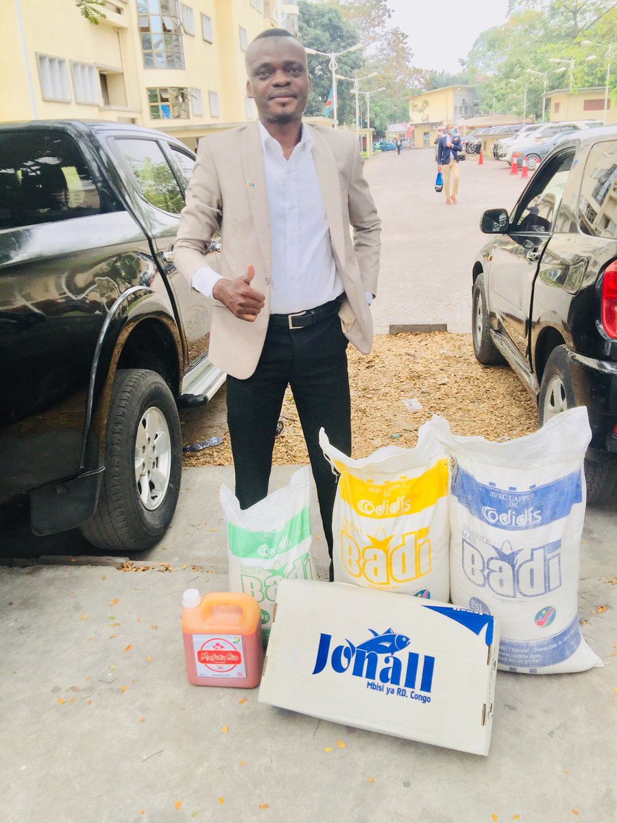 central_sage's tweet photo. Nous venons de remettre le colis à l’heureux gagnant du jour @leonKakese !
Il dit merci à #CODIDIS et @central_sage pour cette preuve d’amour envers les congolais.
Consommons désormais congolais et #BIO https://t.co/cBK43jHmlN