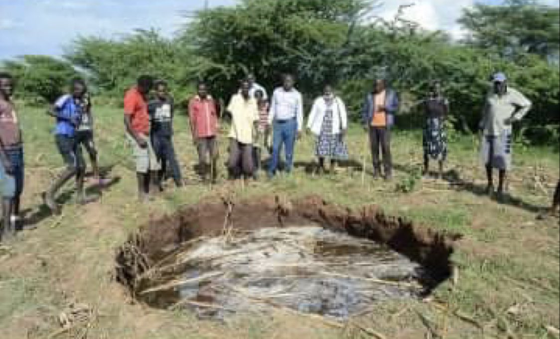 THREAD:Following the discussion on lake level rises at  #LakeBaringo  #Kenya (see below thread), it has been brought to my attention that a “sinkhole” has now opened up near  #Loropil here’s a quick update so far & some of my initial thoughts  @GovernorKiptis  @kenyangeography  https://twitter.com/kenyangeography/status/1295992704653025280