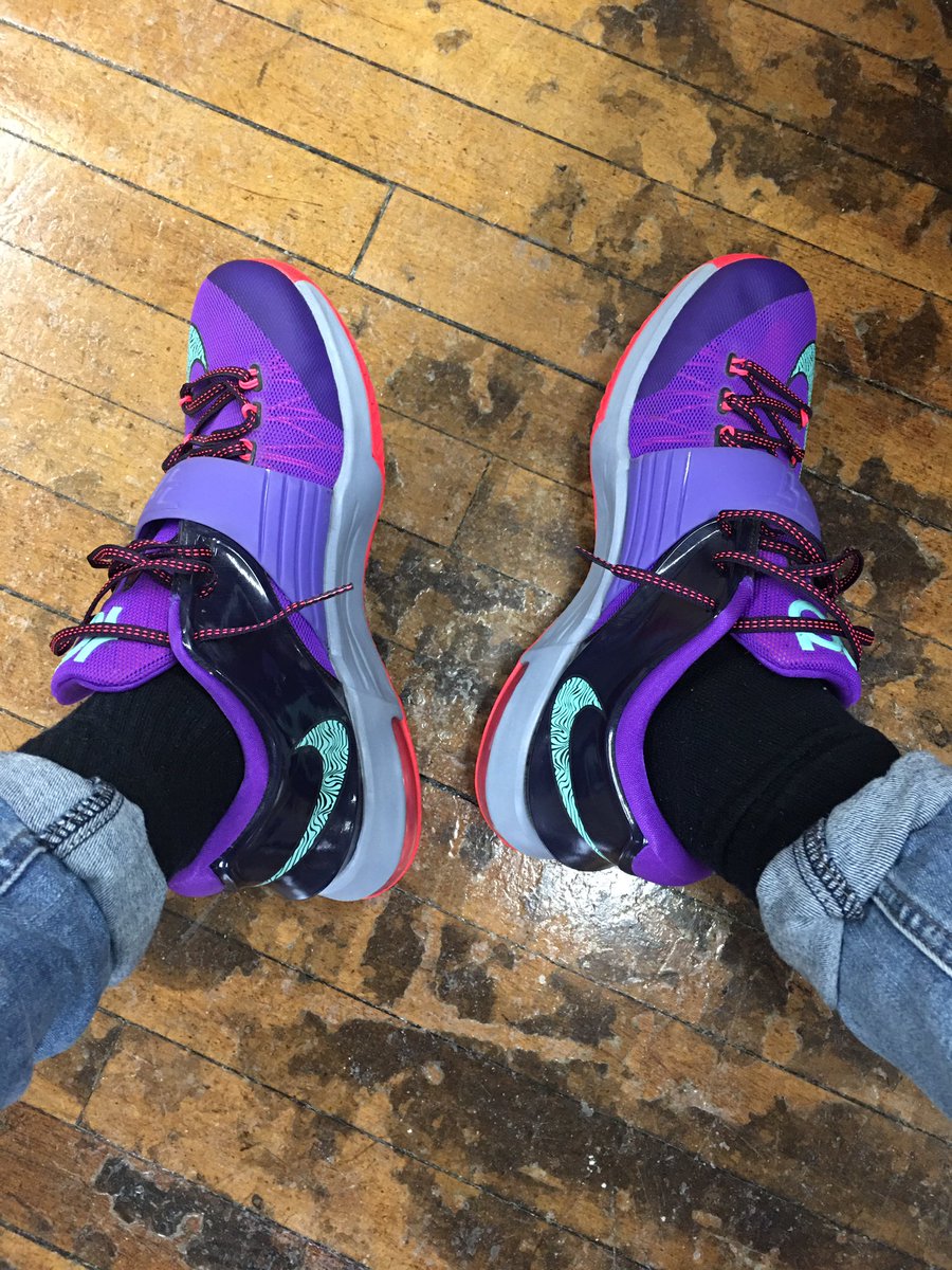 cooach_souza's tweet image. Busting out the new 👟👟🔥🔥 for Day 2 of the new school year!! #NewYearNewKicks #StayPositive #KD7⚡️#RPA @frps_RPA @FRPS_HealthPE @FRPSsupt @FR_Educators @KDTrey5 @Nike