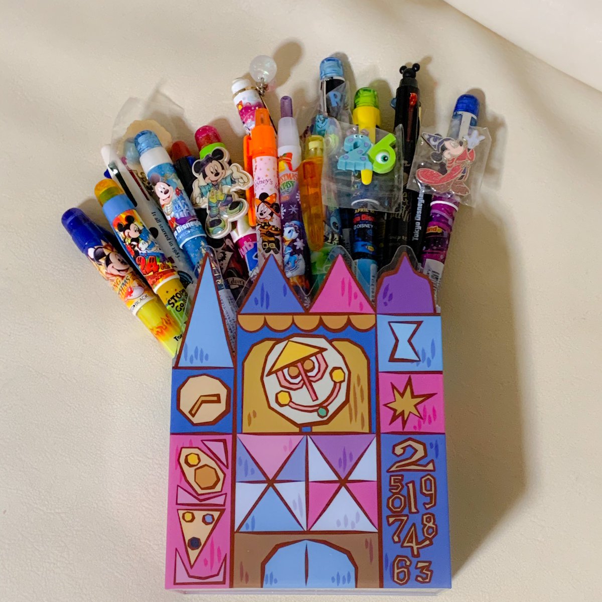 さっしー ランドの37周年の小物入れをペン立てとして使ってて 全部 ディズニーランド の歴代のペンしか入れないようにしたら なんか使うのが楽しくて くじ引き状態で スモールワールドからいろんな時代のランドのペンが出てくるとか なにこれ最高
