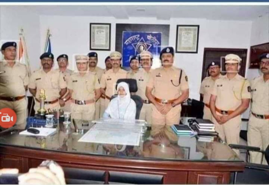 Rahulmittal05's tweet photo. उर्दू माध्यम से पहली IPS बनी महाराष्ट्र में मुस्लिम SP
जिसने पहले ही दिन अपना पुलिस ड्रेसकोड छोडकर इस्लामिक ड्रेसकोड अपनाया..

शिव सेना सरकार को बहुत बहुत अभिनंदन..
गज़वा-ए-हिंद मे शिव सेना का योगदान भी सराहनीय रहेगा। https://t.co/QgPrAhQEIg