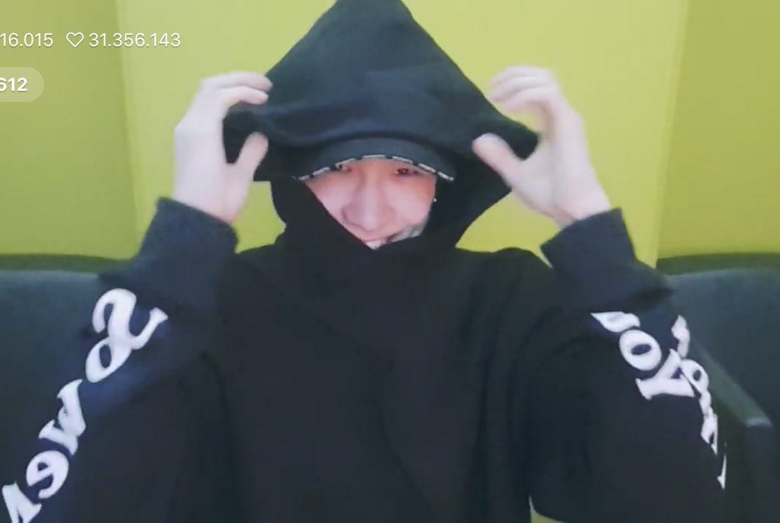 pinkmerchid's tweet photo. Open PO Hoodie NO FAKE FRIEND
(Dipakai Bambam, Bangchan, Jeno)
💞
Harga 155,000/pcs
DP 80,000/pcs
💞
Detail:
Bahan cotton fleece
Sablon rubber
💞
Date:
PO1 close 15 September
Masa pembuatan 2-4 minggu setelah tutup PO
💞
#jaketnofakefriend #nofakefriend #jaketstraykids #StrayKids https://t.co/FvyClOBe12