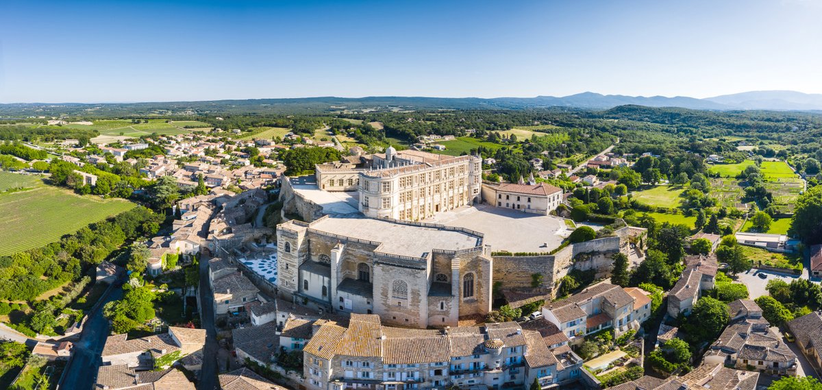 Dans quelques minutes le #TdF2020 passera à proximité du château de Grignan ! Rendez-vous maintenant sur @France2tv pour le direct.