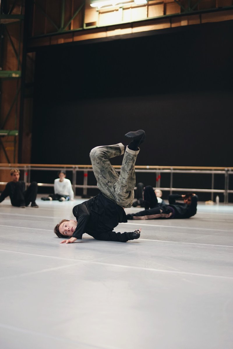 We opened the season with a new initiative: the Shared Platform. An opportunity for research and development for all NDT dancers with a focus on diverse voices, ideas and approaches. One of the invited artists was <a href="/iamredo/">Redouan Ait Chitt</a>. Read more: ndt.nl/en/story/share…. Photo: Mikaela Kelly
