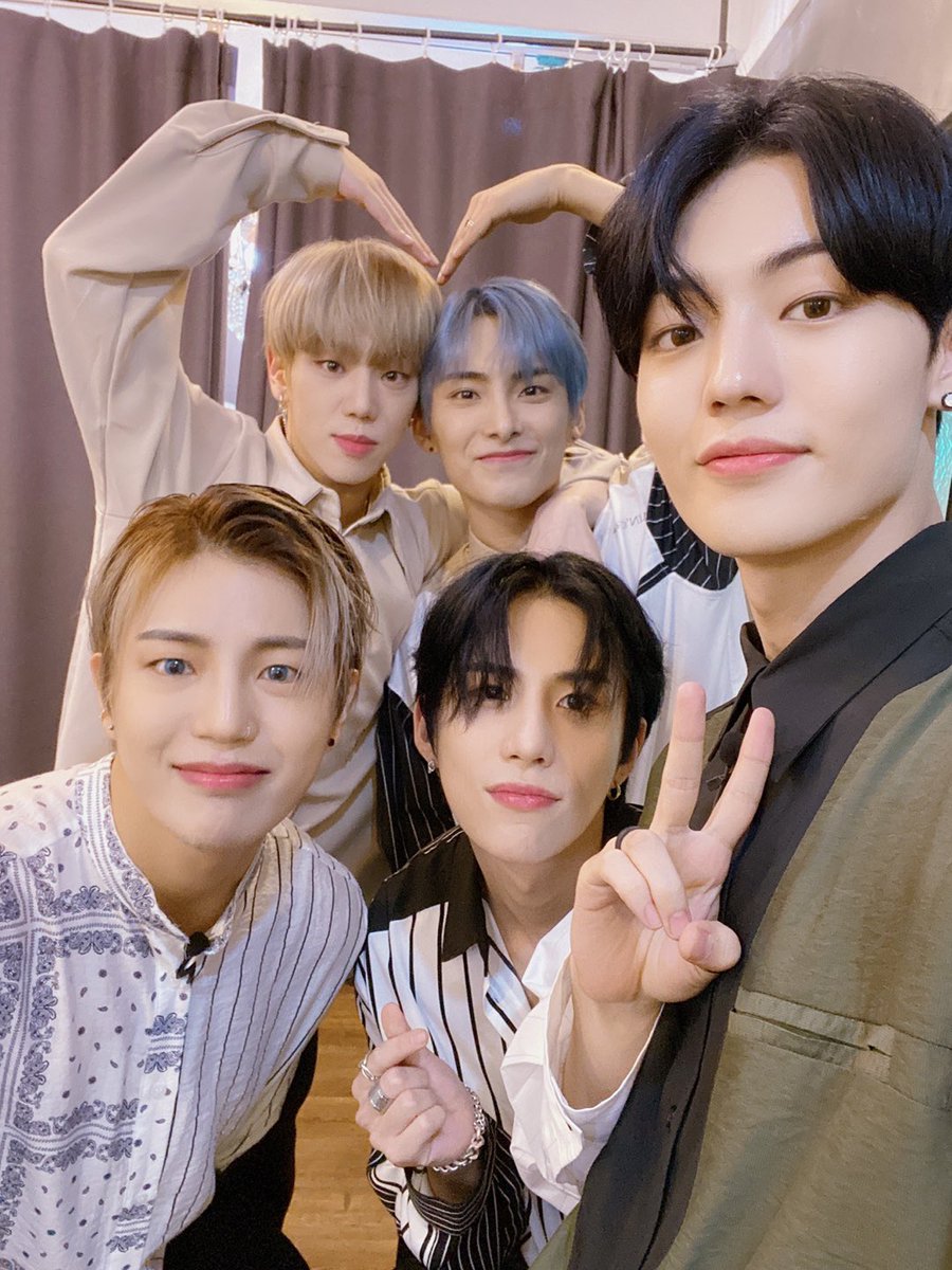 Le nom du fandom est Choice. On est le choix d’A.C.E, ce qu’ils font c’est pour nous. Ils sont donc de retour avec leur 4eme mini album.Des titres à écouter : cactus, callin', take me higher, dessert, dark and blue, slow dive, golden goose... #ACE_COMEBACK  #ACE_CHOICE_TOGETHER