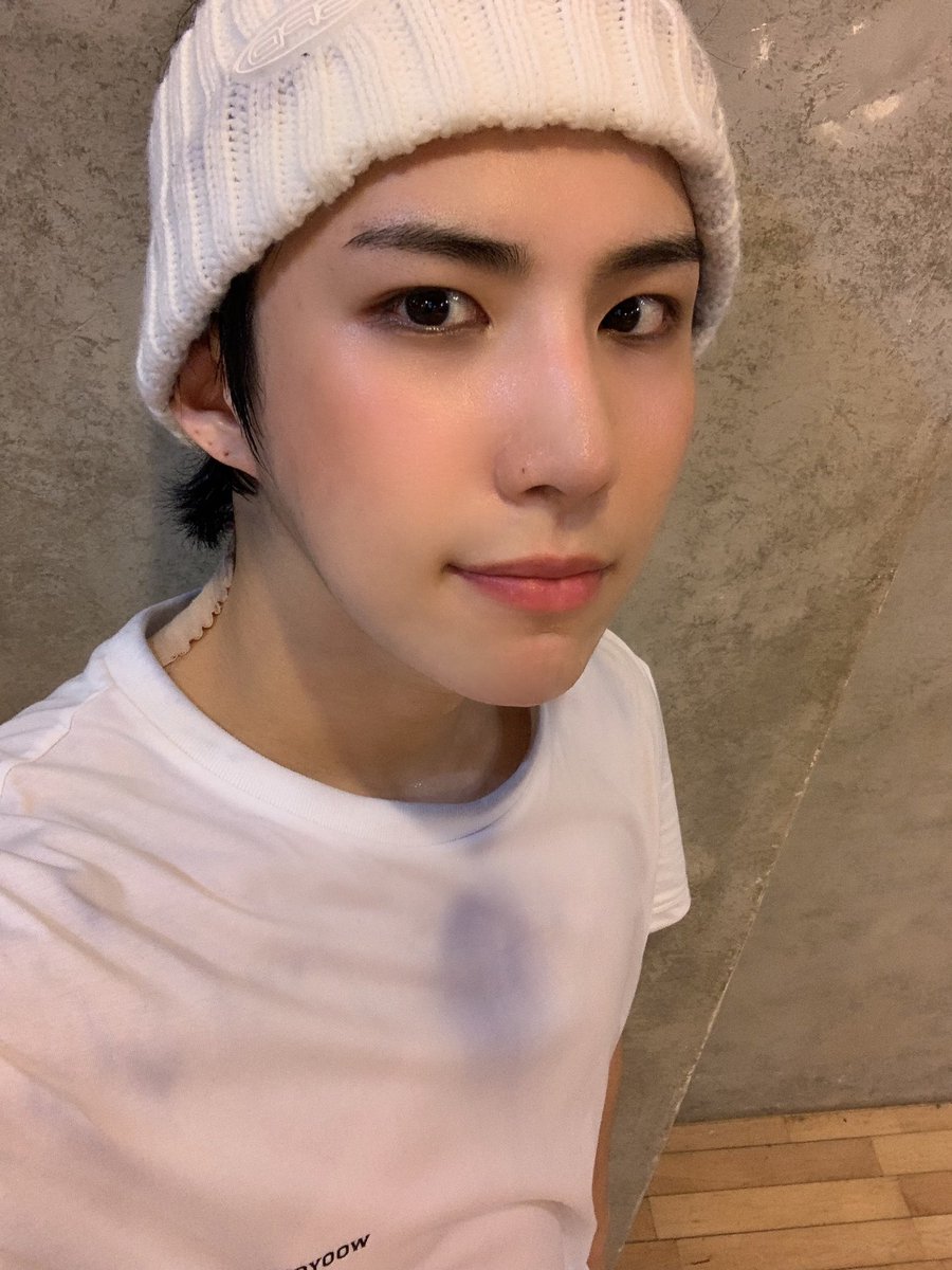 Wow (Kim Sehyoon) main dancer, vocalist, rapper né le 15 mai 1993. Il a été trainee pendant 1 an chez YG mais est parti. Il a aussi fait partie de plusieurs chorégraphies et de drama. C’est le membre qui danse sur les musiques de girls group.