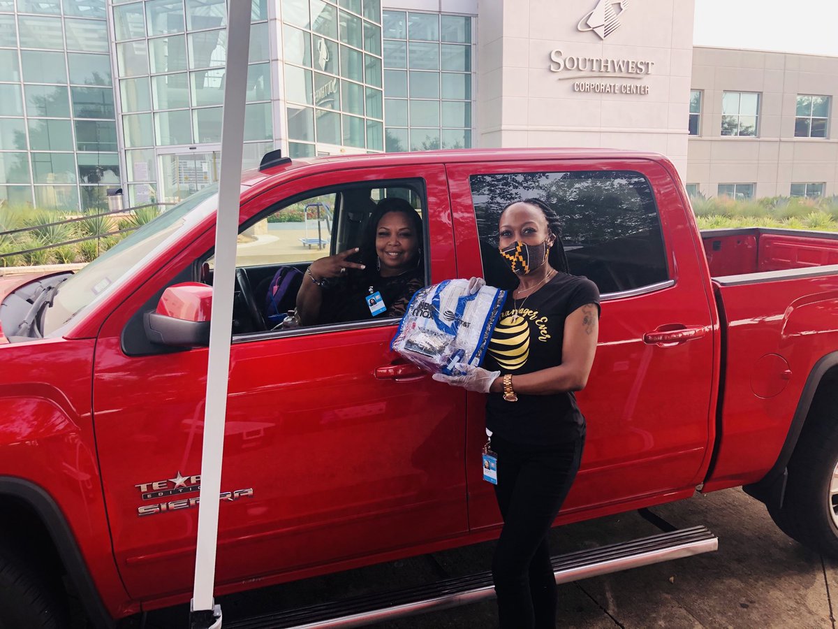 ⁦<a href="/ATT/">AT&T</a>⁩ Cares Swag Drive Thru! We are in this together #ATTCLG #Houston