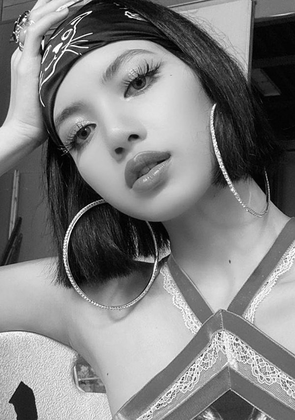 LISA 🥵 while everyone's going crazy over her visuals, i'm here