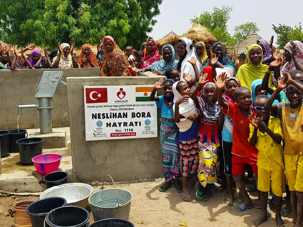 Afrika'da binlerce insan suya ulaşmak için kilometrelerce yol katediyor. Damlaya damlaya kuyu olur diyor ve hayati derecede önemli olan temiz, güvenli suyu sizlerin aracılığıyla onlara ulaştırıyoruz
Yeni kuyuların açılmasına katkıda bulunmak isterseniz gonulluler.org/bagis/3/su-kuy…