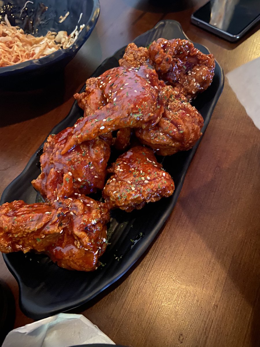 S9160t1's tweet photo. ไก่ทอดทิเหมือนที่เกาหรีมากๆๆๆจริงๆ โดยเฉพาะไก่ยังนยอม ส่วนตัวเราว่าอร่อยกว่างชุงมันอีกก 🍗 เจ้าของร้านคนเกาทอดเองนะ ❣️  แล้วปกติเวลากินไก่ที่เกาจะมีแบบ1ตัวกับครึ่งตัว ที่นี่เป็นแบบนี้เลย แงง ชอบมาก กินมาหลายครั้งแล้ว รสชาติคงที่มา���ๆ — Moonlight เอกมัย @aroii #อาหารเกาหลี https://t.co/sk177q5qgd