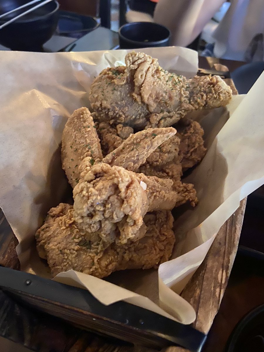 S9160t1's tweet photo. ไก่ทอดทิเหมือนที่เกาหรีมากๆๆๆจริงๆ โดยเฉพาะไก่ยังนยอม ส่วนตัวเราว่าอร่อยกว่างชุงมันอีกก 🍗 เจ้าของร้านคนเกาทอดเองนะ ❣️  แล้วปกติเวลากินไก่ที่เกาจะมีแบบ1ตัวกับครึ่งตัว ที่นี่เป็นแบบนี้เลย แงง ชอบมาก กินมาหลายครั้งแล้ว รสชาติคงที่มา���ๆ — Moonlight เอกมัย @aroii #อาหารเกาหลี https://t.co/sk177q5qgd
