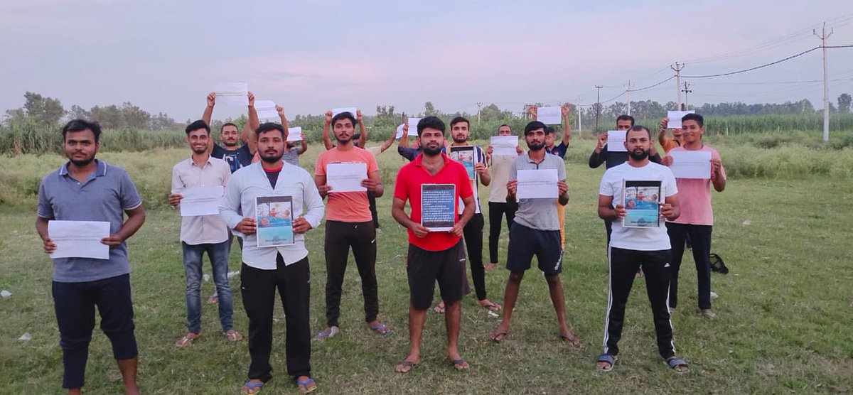 ManishParmar__'s tweet image. समस्त छात्र - छात्राओं से हाथ जोड़कर निवेदन हमारे साथ मिलकर अपनी आवाज को उठाइए और सरकार को अपने कर्तव्य के प्रति जागरूक कीजिए ll
@PMOIndia @RaMoSirOfficial
#SpeakUpForALP
#AntiStudentsModiGovt 
#speakupforSSCRaliwaystudends 
#StopPrivatisation_StopGovtJob