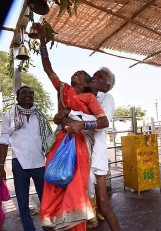 N4LLANANBAN's tweet photo. அழகு இளமை 
என அத்தனையும் 
கடந்த அன்பின் சாயல்..
நேசங்கள் ஒருபோதும் 
முடிவதில்லை எல்லையில்லாமல் தொடருமே மனதோடு நிறைந்து போன 
நேசம்‌ மண்மீது வாழும் காலம் வரையிலே.. https://t.co/dCIf6qFBg8