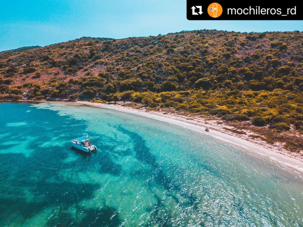 Desde Azua 📌 Te presentamos: Playa Blanca, una de las playas que pasan por desapercibida, pero que cautiva con su arena blanca y pura, por otro lado las aguas cristalinas dan la bienvenida a los fotógrafos en un entorno inolvidable. 

📸: Mochileros_RD 

 #azuaesturismo