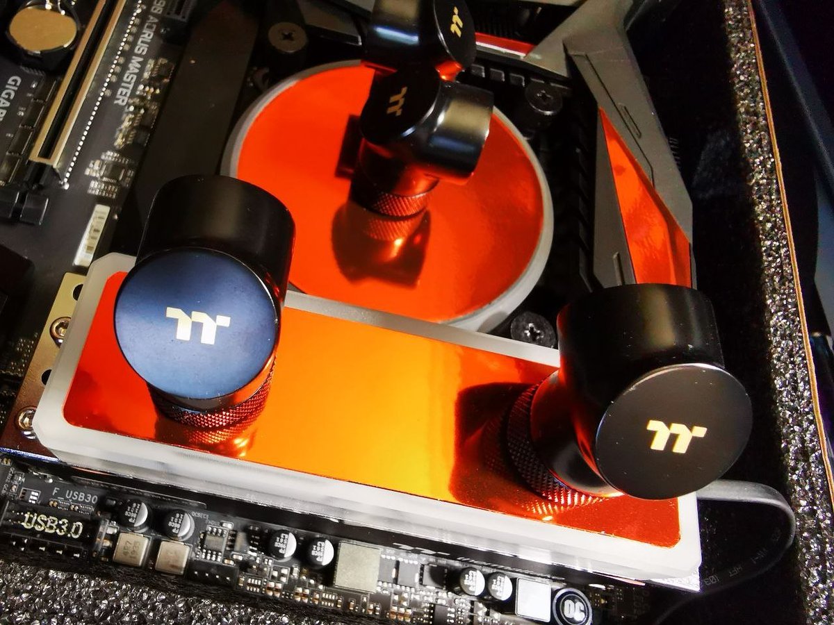 ModMyMods's tweet photo. Talk about some super shiny orange accents!
Modded by our good friend Jon at @Braintechsociet
#Thermaltake #AORUS #Watercooling #fittings #CustomPC #DIY #Vinyl #shiny #Modded #Modified #TOUGHRAM #Waterblock #CPUBlock #WatercooledRAM #RAM #Motherboard #AORUSFam #AORUSPowered https://t.co/amPOPnLirU