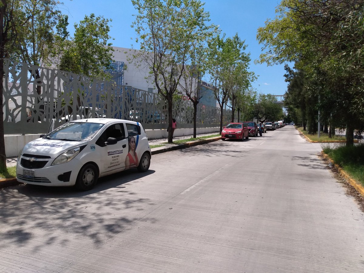 Mau_Jimenz's tweet photo. Hay les encargo a los encargados de @SSC_Pue y @SSPGobPue mayor vigilancia en el #HospitaldelNiñoPoblano, no duramos ni 10 minutos y nos abrieron el carro del canal.
Vayan a vigilar hay familias y carros esperando a personas y que todavía les abran los carros neta #NoJodan😤😤 https://t.co/8K3eBLPksi