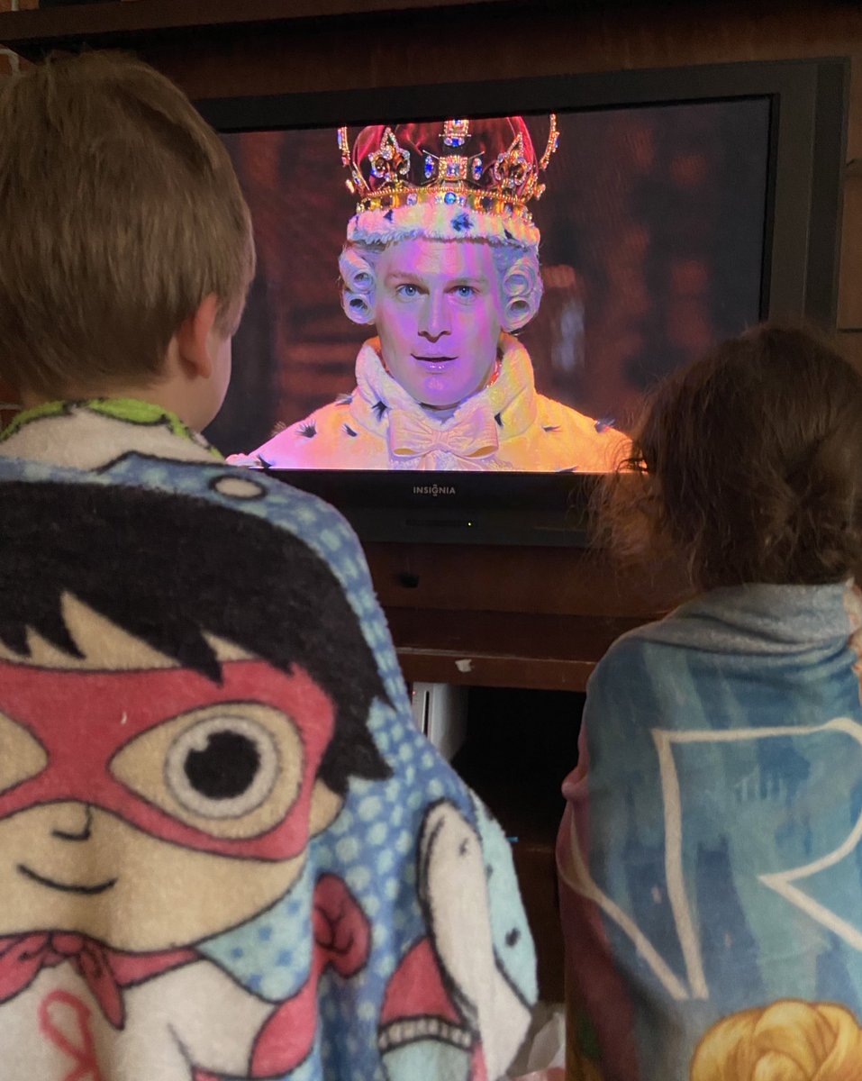 DillosDiz's tweet photo. The 6 and 3 year old with blankets over them (dressed as the King)

#hamiltonkids #hamilton https://t.co/rrVJ2CkRF0