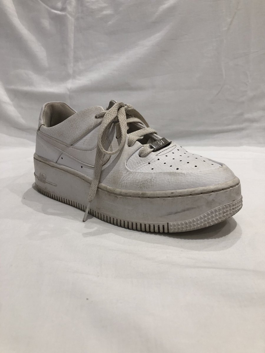 Creptify's tweet photo. I love the before and after shots of this clean. Air Force 1s are a classic pair of shoe and they have to be fresh.. like these!

Have you owned a pair of AF1s?

#creptify #nike #airforce1 #freshcreps #sneakercleaner #sneakercleaning #crepcheck #nikeairfoce1 #airforce #cleancreps https://t.co/jkE103XI5f