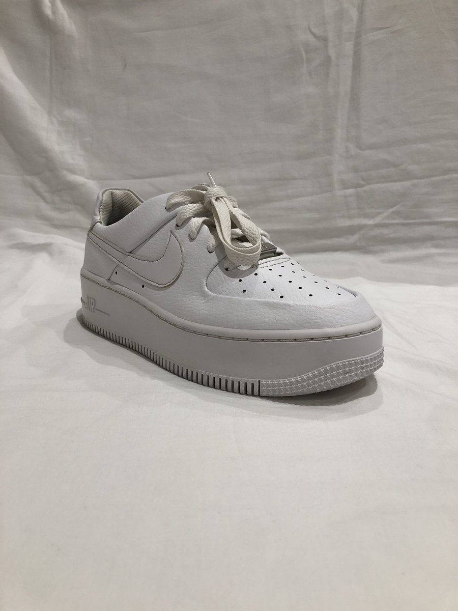 Creptify's tweet photo. I love the before and after shots of this clean. Air Force 1s are a classic pair of shoe and they have to be fresh.. like these!

Have you owned a pair of AF1s?

#creptify #nike #airforce1 #freshcreps #sneakercleaner #sneakercleaning #crepcheck #nikeairfoce1 #airforce #cleancreps https://t.co/jkE103XI5f