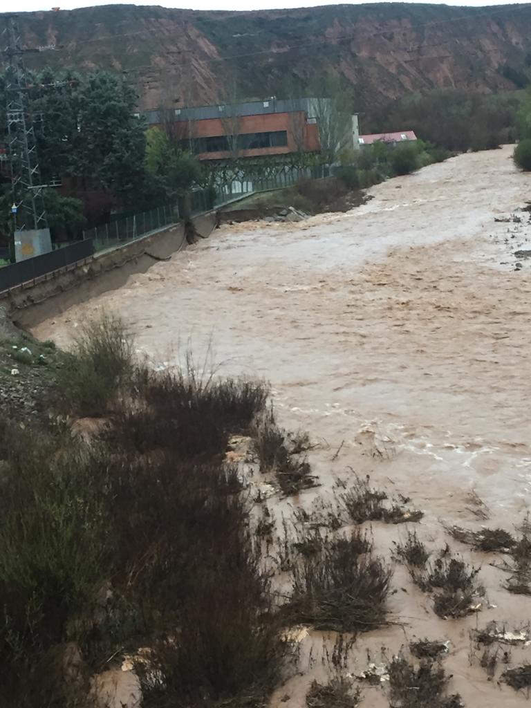 Ruben_ICOG's tweet photo. Nuestro Servicio de Obras #Hidráulicas ha estado visitando en #MurillodeRioLeza la zona de futura actuación para el refuerzo del área fluvial en tramo urbano que fue más castigada por las crecidas del río Jubera en abril de este año.
@MAmbienteRioja
#LaRioja https://t.co/qgyAgdmAeL