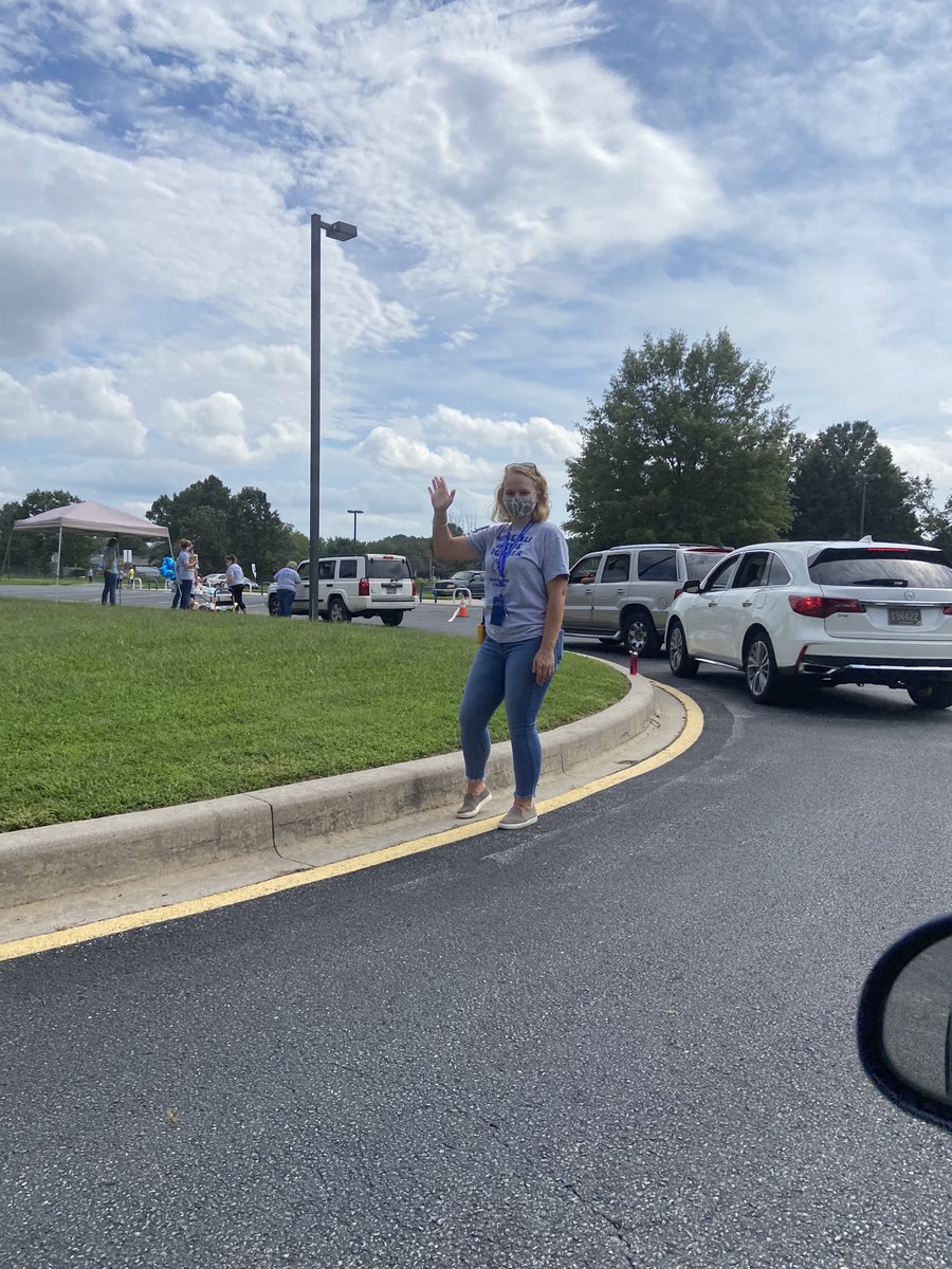 shollis0301's tweet photo. @CSDSenators @NorthDover Beep and greet with our North Staff! Today 3-5 pm 1st-4th graders come meet your teachers. #senatorlearn https://t.co/76nuVDeJnI