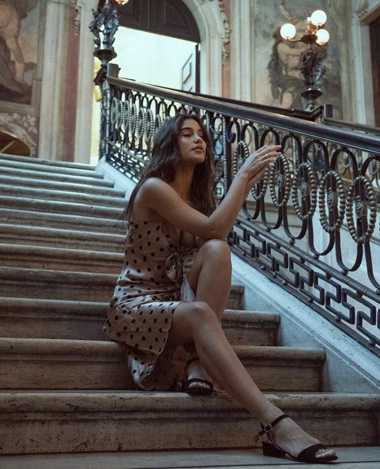 — 𝐼𝑙 𝑙𝑎𝑖𝑠𝑠𝑒 𝑠& #39;𝑎𝑐𝑐𝑜𝑚𝑝𝑙𝑖𝑟 𝑙𝑒 𝑝𝑟𝑜𝑑𝑖𝑔𝑒 𝑑𝑒 𝑠𝑒𝑠 𝑚𝑎𝑖𝑛𝑠, 𝑒𝑡 𝑖𝑙 𝑒́𝑐𝑙𝑎𝑖𝑟𝑒 𝑙𝑒 𝑚𝑜𝑛𝑑𝑒 𝑝𝑜𝑢𝑟 𝑛𝑜𝑠 𝑦𝑒𝑢𝑥 𝑞𝑢𝑖 𝑛& #39;𝑣𝑜𝑖𝑒𝑛𝑡 𝑟𝑖𝑒𝑛.𝑆𝑖 𝑙𝑒 𝑏𝑜𝑛𝘩𝑒𝑢𝑟 𝑒𝑥𝑖𝑠𝑡𝑒, 𝐶& #39;𝑒𝑠𝑡 𝑢𝑛𝑒 𝑒́𝑝𝑟𝑒𝑢𝑣𝑒 𝑑& #39;𝑎𝑟𝑡𝑖𝑠𝑡𝑒 —