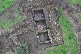 Gabii ( @gabiiproject) has EIA huts everywhere: below the Santuario Orientale, I think below the Temple of Juno (right?), and below the so-called regia (with deference to my friend John Hopkins, it's not a regia)