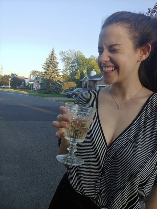 cosplaying: a white suburban mom who insists on taking wine with her on her walk https://t.co/dZT9rC