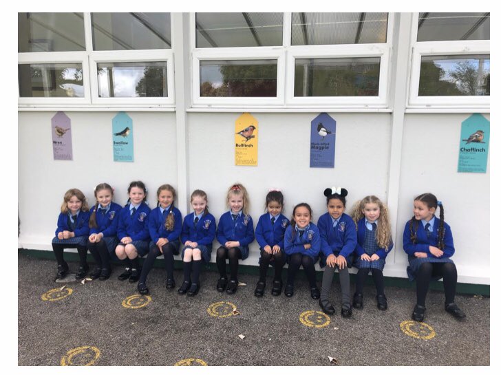 ComansWoodPS's tweet image. Here are some of the girls from Ms. Acton/ Ms. Connaughton’s Senior Infant class playing in their class bubble in the designated play area for their class. It’s lovely to see such happy children playing together 🥰
