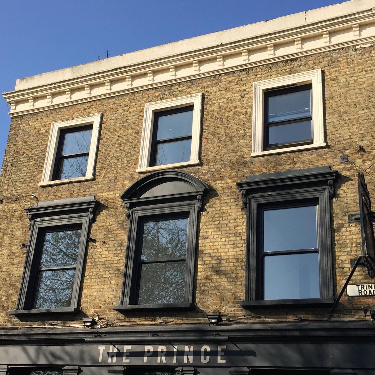 UFitSashWindows's tweet photo. 🌟THE PRINCE🌟A beautiful pub with new #uPVCSashWindows in anthracite grey✨ And what a classy finish  to such a tradition building it is!😍 Sash Windows supplied&amp;fitted at guaranteed unbeatable prices✅ #sashwindows #sash #boxsash #windows #upvc #woodgreen #doors #londonpubs https://t.co/6jbIZVGUiI